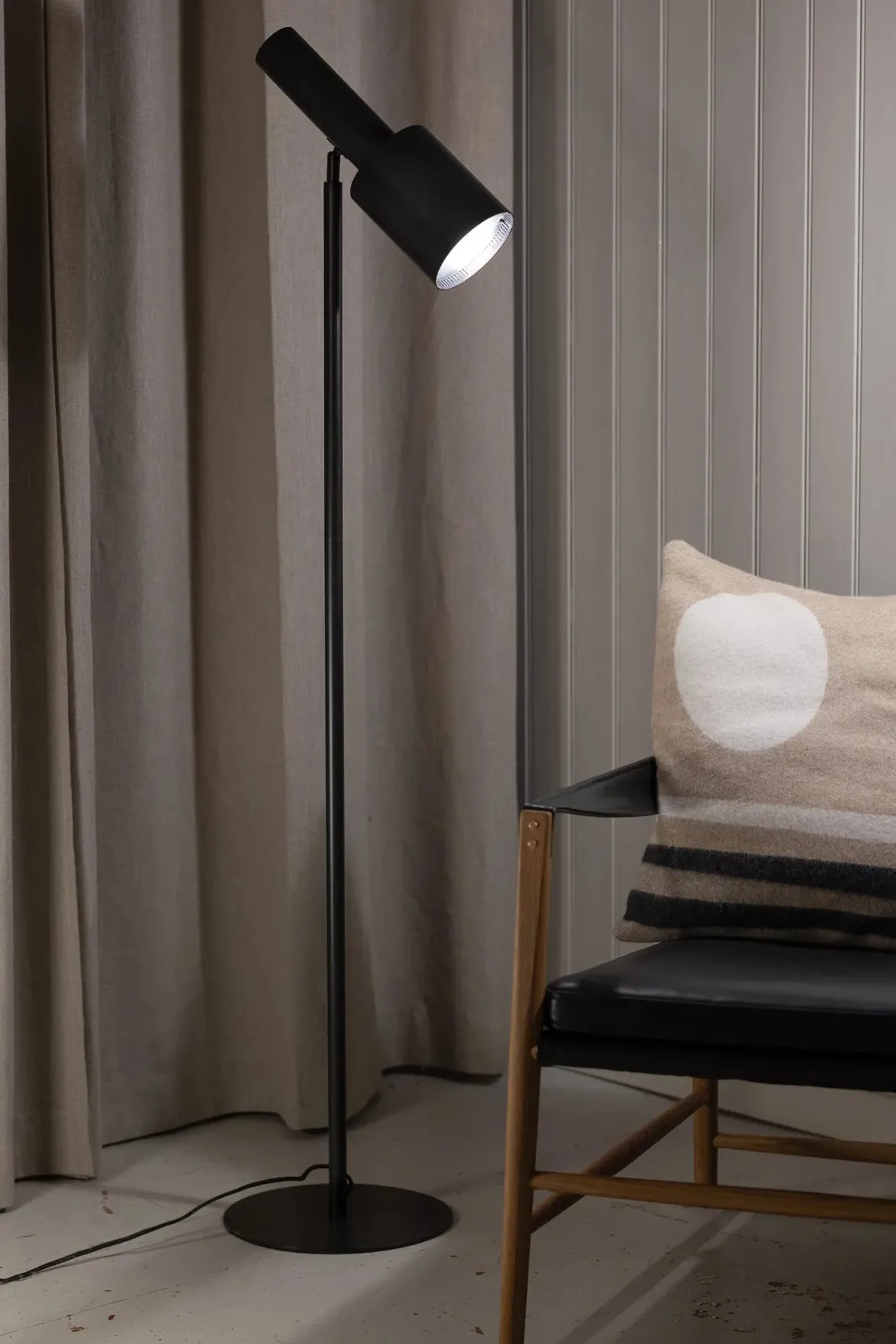 Ozzy Golvlampa Svart
